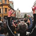 Mladić pretučen nakon završetka protesta pristalica i protivnika SNS