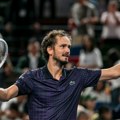 Medvedev jedva izašao na kraj sa šangajskom vrućinom i ostvario mesto u četvrtfinalu Mastersa