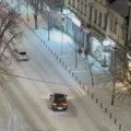 U centru Kragujevca ulice su neočišćene, a automobili se klizaju po putu (VIDEO)