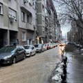 „Potok“ na Vračaru: Pukla cev u Golsvordijevoj ulici, voda teče sve do Bulevara, vozila se jedva probijaju VIDEO