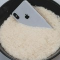 Stavili ste telefon u pirinač jer se pokvasio? Upravo ste ga dokrajčili, evo šta zapravo treba da uradite