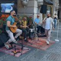 Filip Mitrović održao humanitarni koncert u Knez Mihajlovoj: Pevač u centru Beograda oduševio prolaznike (video)