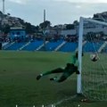 Horor scena sa fudbalske utakmice! Golman se jezivo zakucao glavom o stativu! Nepomično je ležao na terenu, saigrači u strahu…