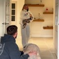 Svi pričaju o ovom susretu! Pogledajte šta je uradio ovaj pas kad je prvi ugledao novorođenu bebu svojih vlasnika
