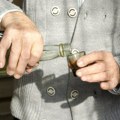 Ovo je selo na Balkanu u kom živi jedan čovek: deka (71) pešači 6 km za veknu hleba i razgovor, nema struje