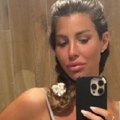 Šok scena na letu za Srbiju! Jelena Radanović zatekla ženu vezanu za sedište sa maramom preko usta, odmah uslikala zapanjujuć…