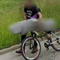 Google snimio jeziv prizor: Čovek na biciklu gura ceradu u koju je nešto umotao, da li je to zaista "leš"?