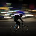 Da li dostavljači krše zakon kada jure na biciklima?