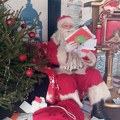 Sremska Mitrovica: Deda Mraz poklone donosi na kućnu adresu
