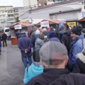 "Karavan" iz turije na đermu: Beograđani strpljivo čekali u redu kako bi kupili čuveni specijalitet iz Bačke