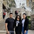Sa sinom i ćerkom posetila Ostrog dva dana pre vesti o razvodu: Dragana Mirković grli Manuelu i Marka: "Moj svet, moje…