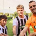 "Sa kolena na koleno" FK Partizan je na ovaj način obeležio 79. rođendan!