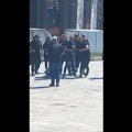 (VIDEO) Sukob muškaraca ispred Skupštine Srbije