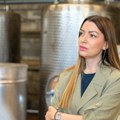 Ministarka Mesarović iskoristila Praznik rada za obilazak preduzetnika Posetila vinariju koja proizvede 25.000 litara vina…