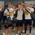 (Video) Fudbaleri Partizana se iznenadili na aerodromu "Nikola Tesla": Dočekali ih verni navijači