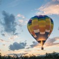 Balon sa 34 putnika iznenada pao: Korpa odskočila zbog jakog udara vetra, teška nesreća u Holandiji