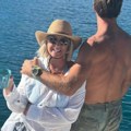 "Prosledite mi muškarca koji traje sat vremena u krevetu": Udovica pevača (58) šokirala izjavom, a sada pozirala u zagrljaju…