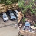 (Video) Smrt ne bira vreme, već sekunde: Jeziv snimak sa nadzornih kamera - evo kako je žena za dlaku izbegla pogibiju na…