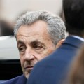 Uzeli su mu otiske, dobio je zatvorski broj: Evo kako su protekla prva 24h Sarkozija u zatvoru: Drži se sam i kad šeta