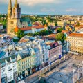 Haos na raskrsnici u Zagrebu: Muškarac skakao po automobilima i bacao se po putu!
