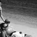 "Moje pleme" Emina Jahović se skinula u bikini, a pored nje sinovi: Jaman i Javuz izrasli u opasne momke, a pevačicino…