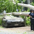 Tornado pogodio Rim: Vetar nosio sve pred sobom, stabla padala na automobile (video, foto)