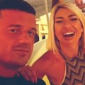 Jovana Jeremić se topi kraj tigra! Pokazuje kako se provode daleko od Srbije, pa im slika stopala: Atraktivna voditeljka se…