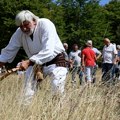 Na Javoru održana prva „Kosa Milivoja Babića“ – tradicija okupila kosače iz čitavog regiona (VIDEO)