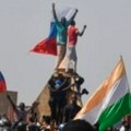 Pristalice puča u Nigeru marširali s ruskim zastavama