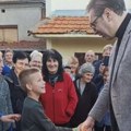 "Za mene je uvek najlepše kada sam sa svojim narodom" Predsednik obiša selo Kostur, pa poslao snažnu poruku (foto)