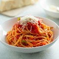 Baka (85) iz Italije otkrila zašto ubacuje sodu bikarbonu u paradajz sos i svima nam otvorila oči