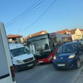 Sudar autobusa i kombija na smederevskom putu: Prednji deo vozila slupan, stanje učesnika nije poznato (foto)