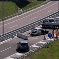 (Foto) prve slike strašnog udesa na autoputu Miloš Veliki: Pokušao da se uključi sa gradilišta, pa se sudario: Dve osobe…