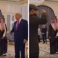 Tramp u vojničkom stavu pozdravlja saudijske generale: Snimak iz Rijada usijao mreže (Video)
