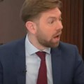 Voditelj uživo u emisiji pao sa stolice: Čuo se tresak, a onda prekid programa (video)
