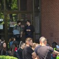 "Zar fakultet za popove da blokirate?" Prolaznica vikala na studente tokom blokade Bogoslovskog fakulteta u Beogradu