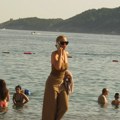 Kad se naša pevačica (44) pojavi na plaži mlađe koleginice baci u drugi plan, a ova glumica važi za najzgodniju Srpkinju