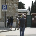 FOTO Potresne scene: Suprugu Žote ne mogu da smire, pogrebno vozilo došlo po telo