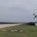 Zaprosio devojku u avionu, pa gledao kako pada: Romantična scena se u sekundi pretvorila u okrutnu igru sudbine (VIDEO)