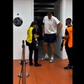 VIDEO Obezbeđenje nije htelo da pusti Jokića, ne pomaže ni što je trostruki MVP