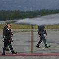 Kako obezbeđenje čuva Putina: U ruci blindirani kofer, za pojasom "SR-1 vektor"