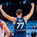 VIDEO Urnebesna scena: Znojavi Dončić izgrlio bivšeg saigrača, legenda nije mogla da ga pomeri od sebe
