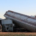 Voz iskočio iz šina u Kentakiju, došlo do požara i curenja hemikalija, bez žrtava