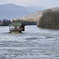 "Nadamo se da će i ovaj put izdržati": Kućica na Drini na udaru vodene stihije, voda već ušla u nju!