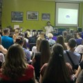 „Strah je svuda oko nas, ali ga lepotom, kulturom i znanjem uskoro pobeđujemo“: Tradicionalna „Noć u biblioteci“ u Trinaestoj…