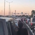 Čitaoci iz Leskovca javljaju: Od 16 sati čekamo ulazak u Srbiju na graničnom prelazu Tabanovce, u kolonama na hiljade dece…