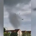 Drvo usmrtilo ženu, tornado nosi krovove... Oluje izazvale opšti hoas, jezivi prizori snažnog nevremena (video)