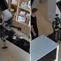 "Pobuna mašina" počela u prodavnici? Robot počeo da izvodi kung fu pokrete i skoro pretukao trojicu momaka