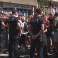 "Iskrena podrška predsedniku u ovom gradu ne postoji": Građani pokušavaju da priđu Narodnom pozorištu u Nišu