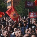(VIDEO) Demonstranti gađaju zgradu kosovske Vlade kamenicama, polomljeno nekoliko prozora